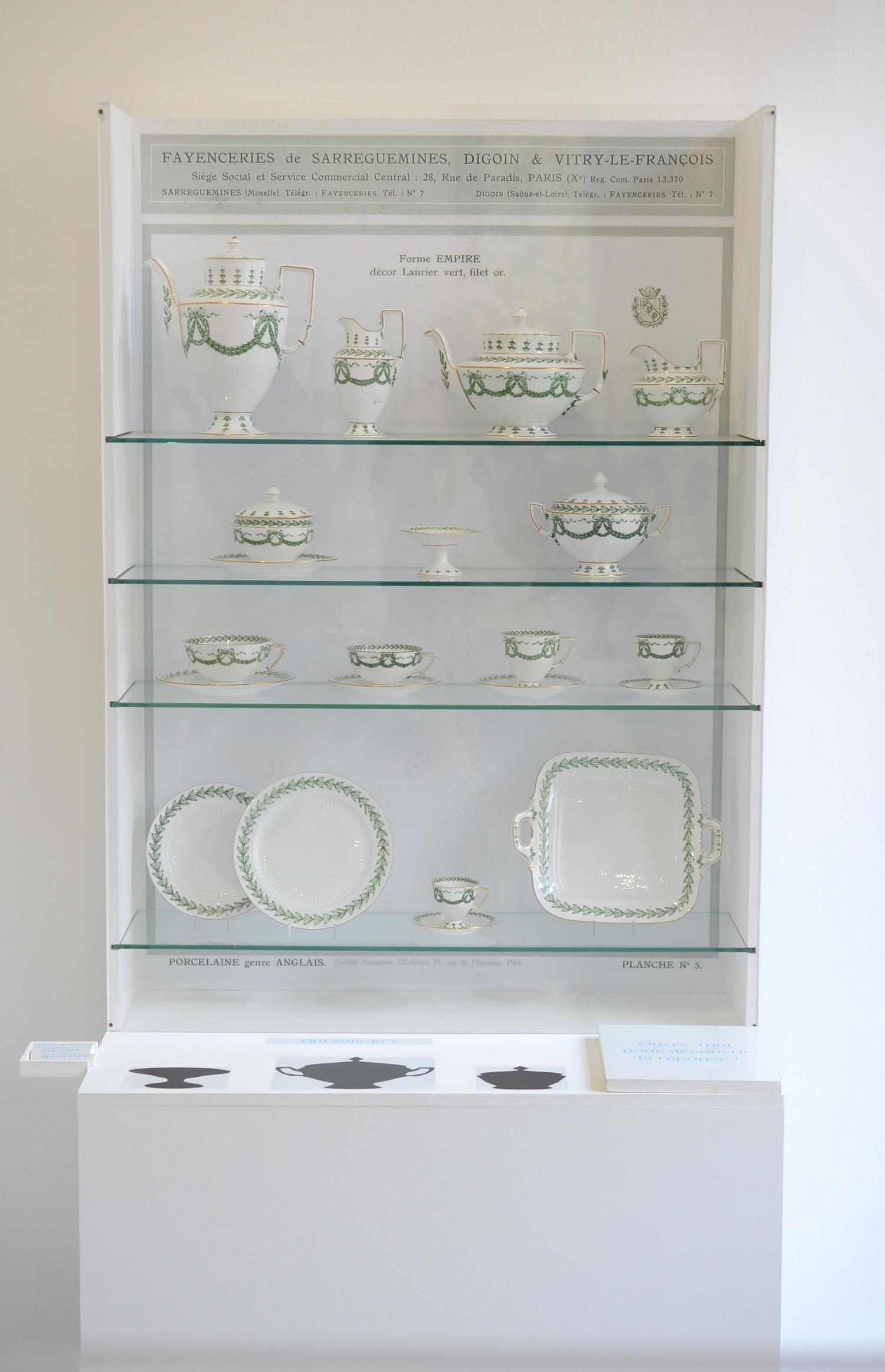 Service "Laurier" dans sa vitrine conçue pour l'exposition